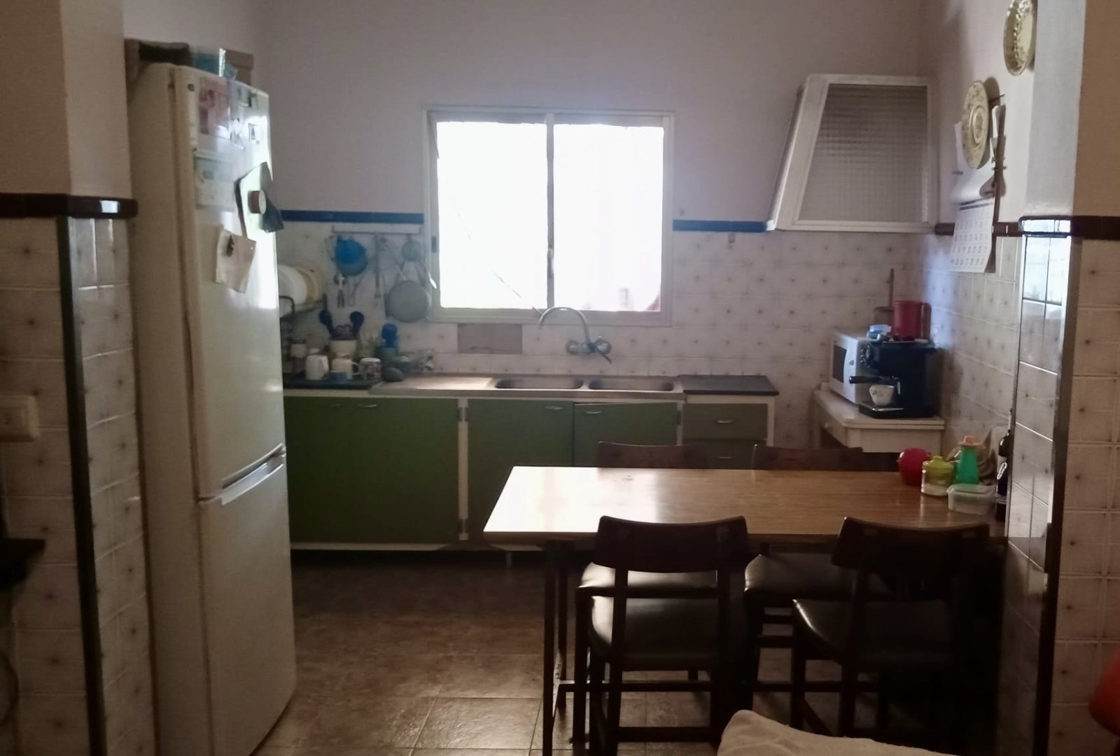 Kitchen with ample work surface and optimal window lighting Kitchen with ample work surface and optimal window lighting