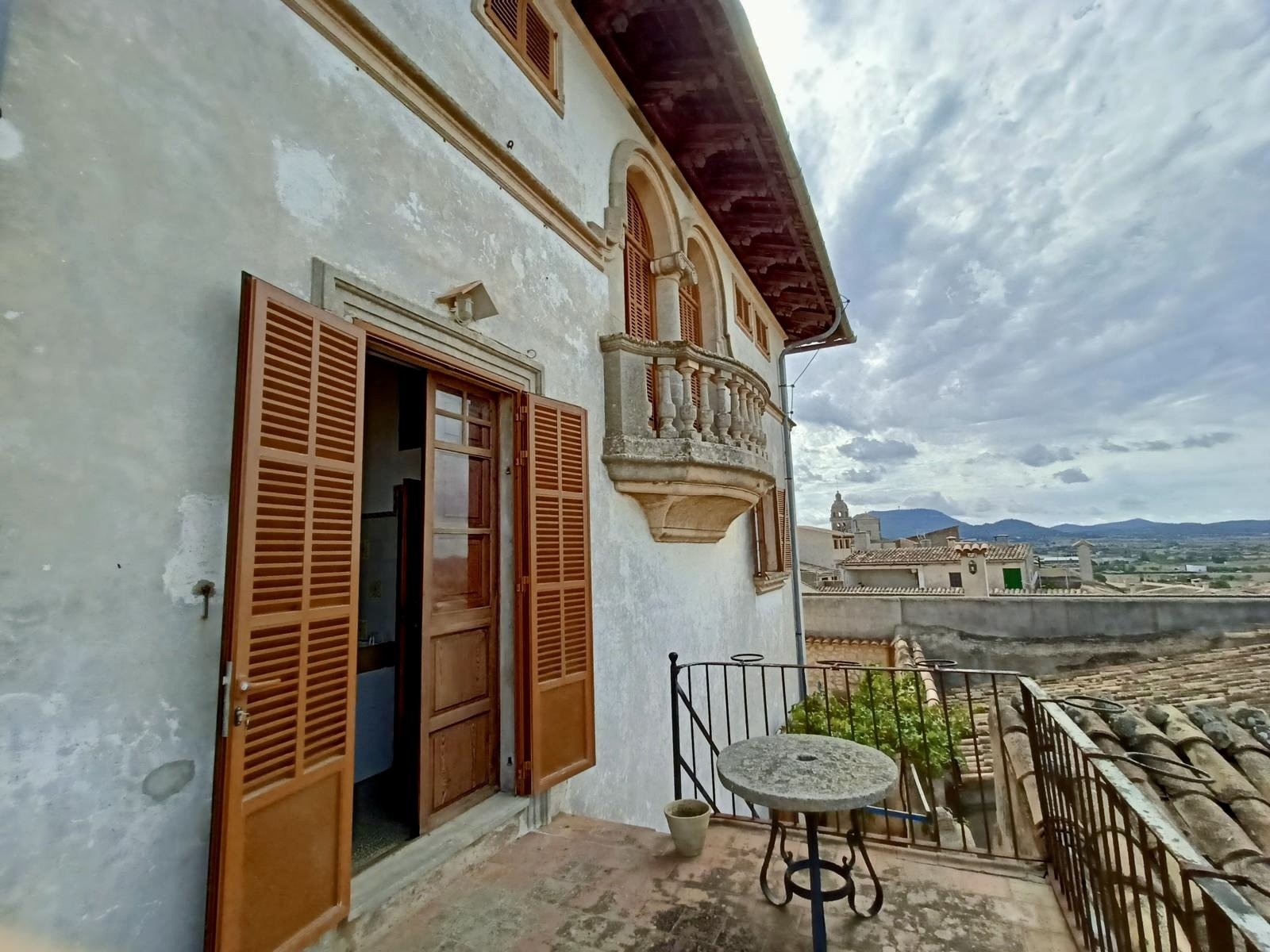 Elegant loggia with a classic balcony railing – direct access to the terrace with panoramic view