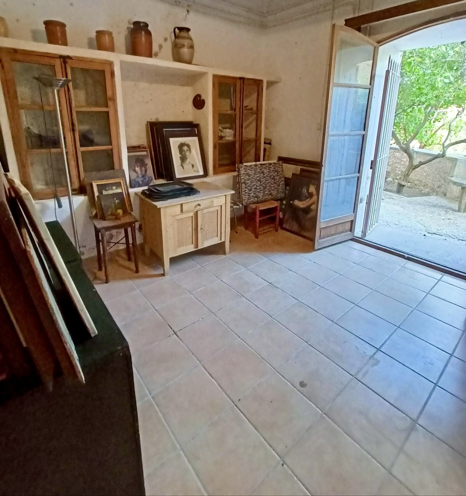 Living space with direct terrace access and tiled flooring – open connection to the outdoor area