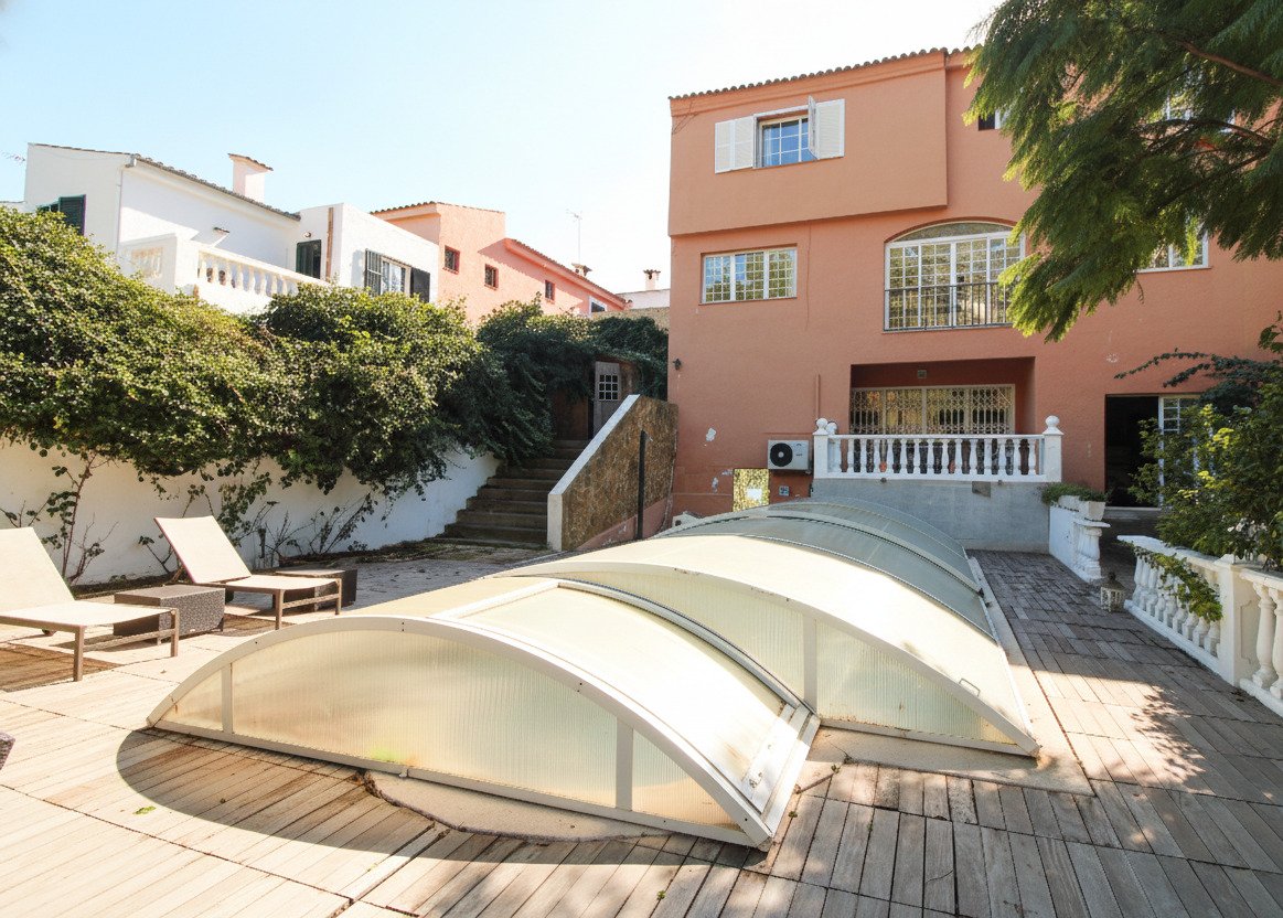 Pool facility with a covered swimming pool and spacious sun terrace