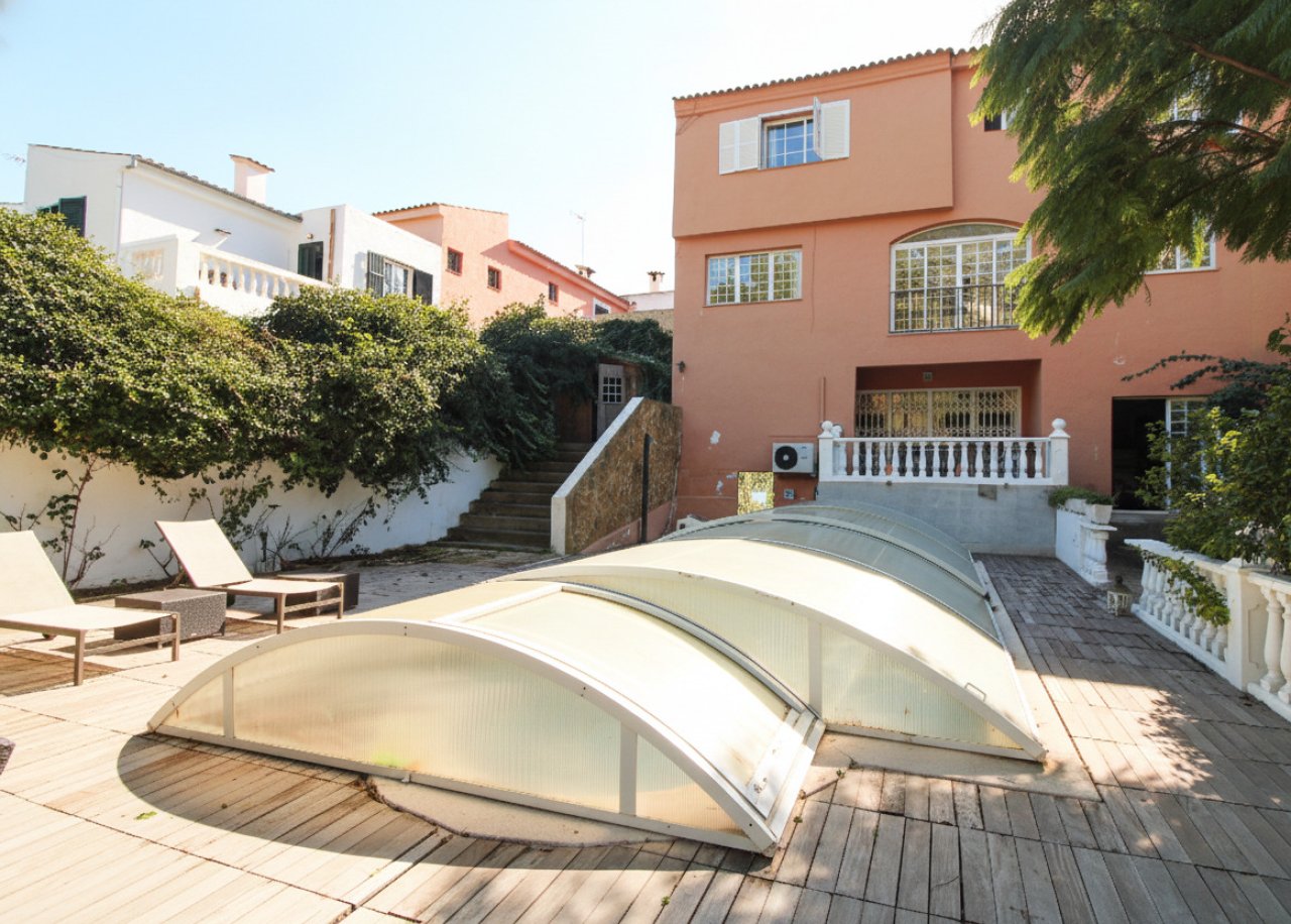 Pool facility with a covered swimming pool and spacious sun terrace