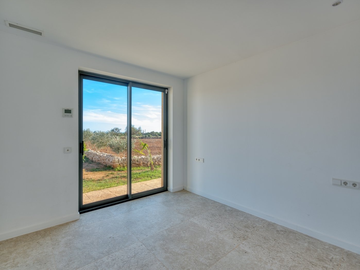 Bright room with large sliding doors and direct access to the landscape view