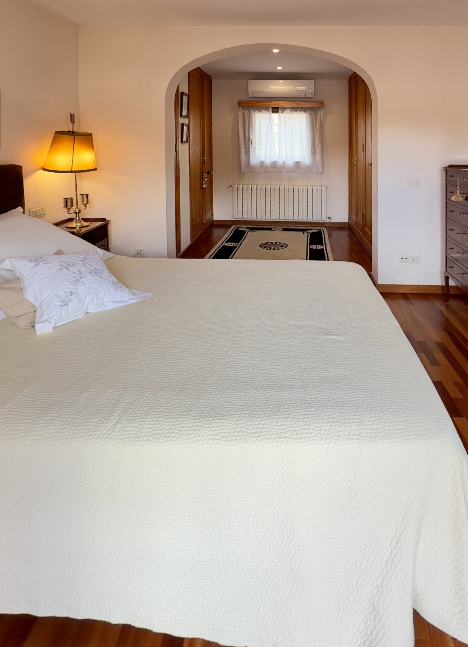 Elegant master bedroom with walk-in closet – layout for maximum comfort and functionality