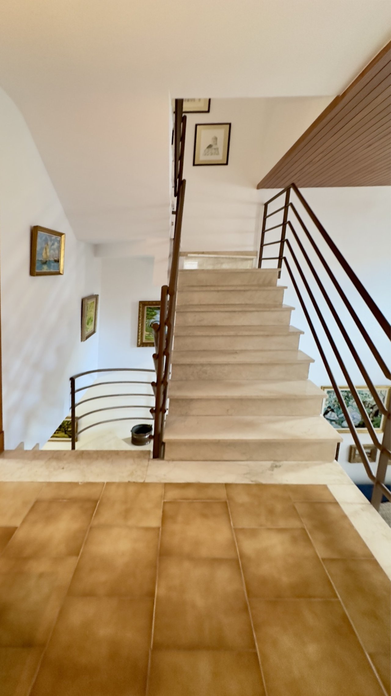 Representative staircase with gallery function – Elegant vertical access with open spatial effect