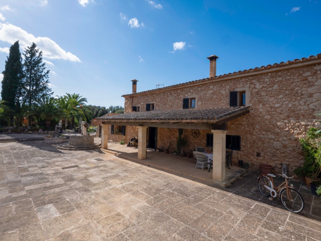Paved courtyard with spacious open area and direct access to the living area and pool Paved courtyard with spacious open area and direct access to the living area and pool