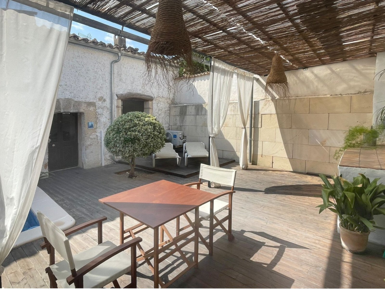 Covered terrace with flexible outdoor area – shade provider and comfort all year round