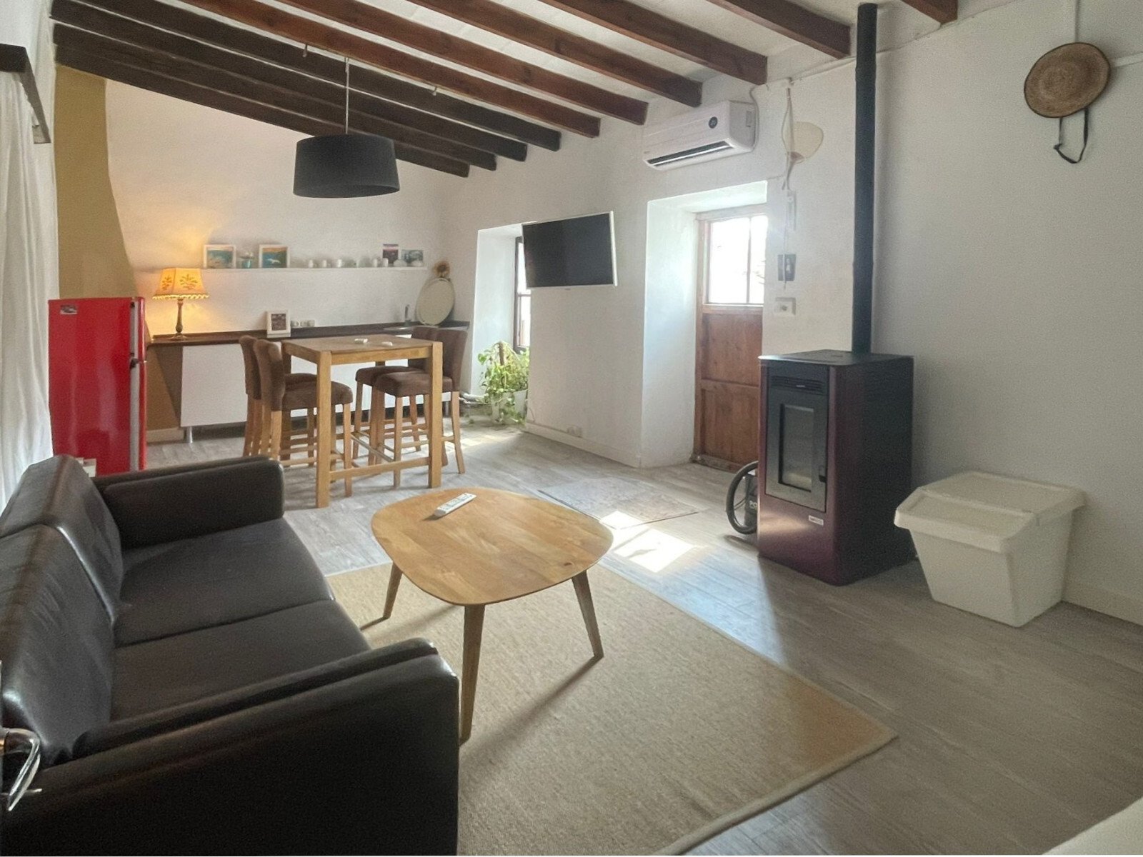 Open living concept with fireplace and beamed ceiling – harmonious room layout for flexible living