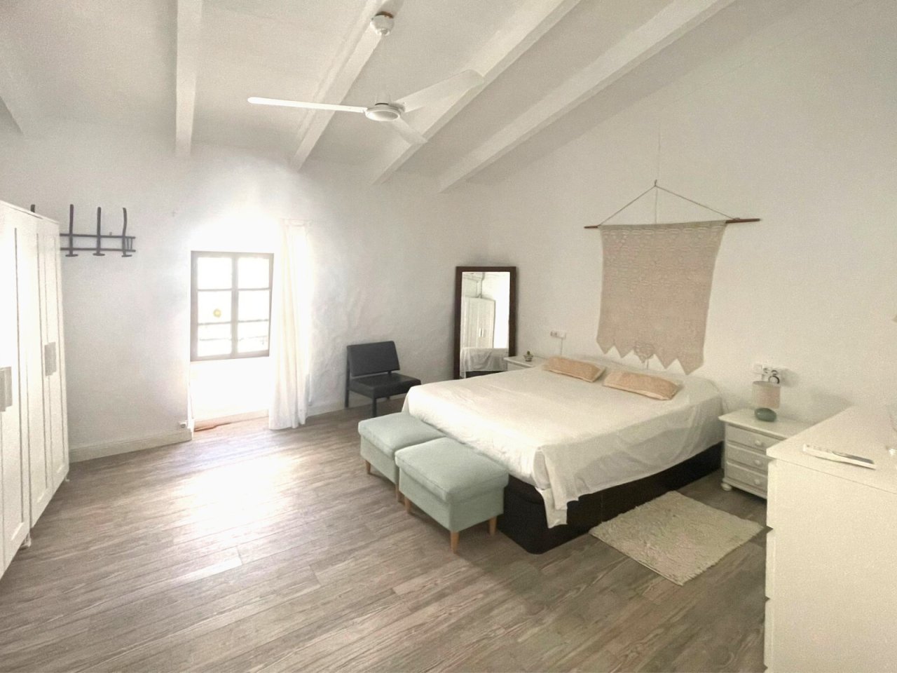 Bright bedroom with a vaulted ceiling and large windows – airy ceiling height creates a cozy atmosphere