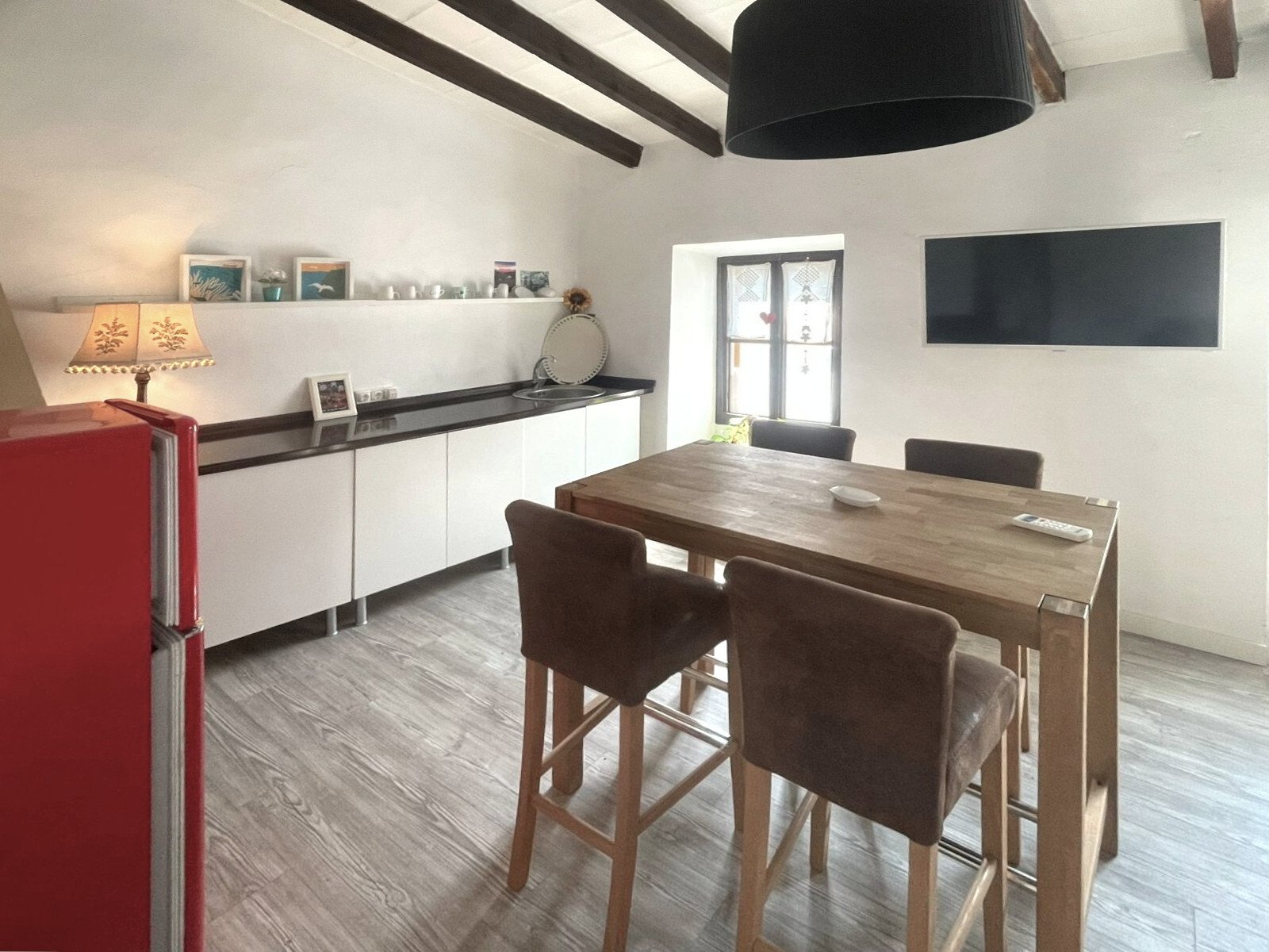 Modern kitchen with a well-designed workspace and direct access to the living area – efficient use of space for contemporary living