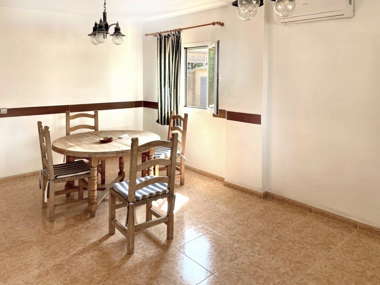 Bright dining room with direct access to the terrace and air conditioning. Bright dining room with direct access to the terrace and air conditioning.