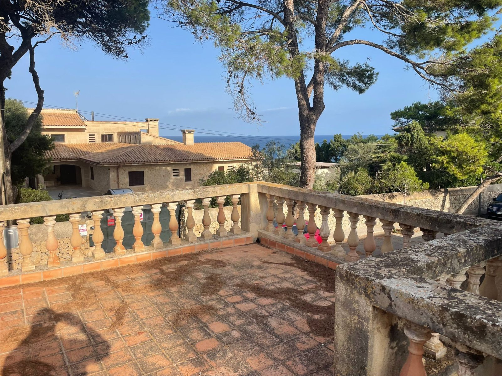 Mediterranean villa with sea views and great potential – just steps from the beach Mediterranean villa with sea views and great potential – just steps from the beach