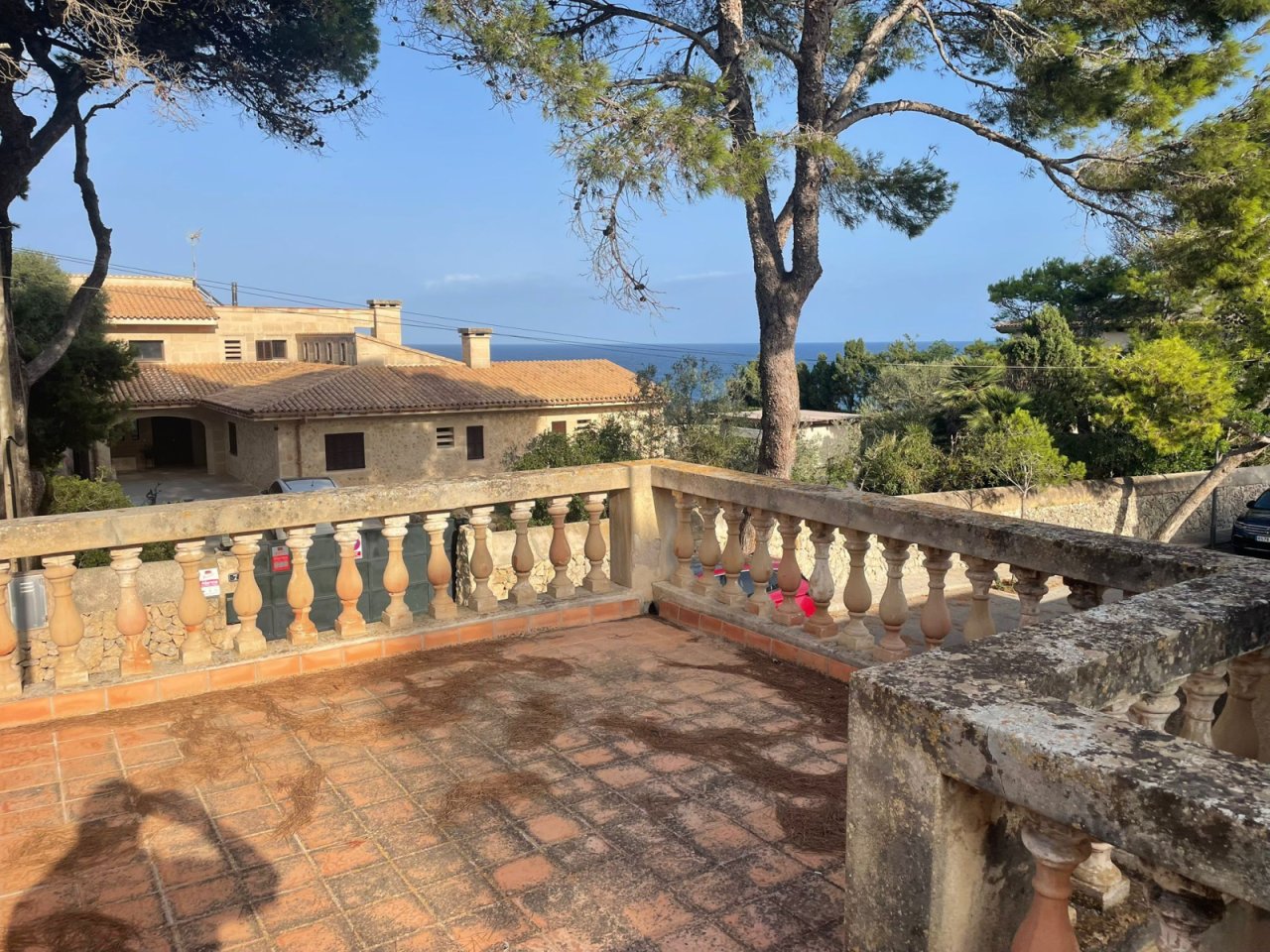 Spacious terrace with sea view and elegant balustrade Spacious terrace with sea view and elegant balustrade