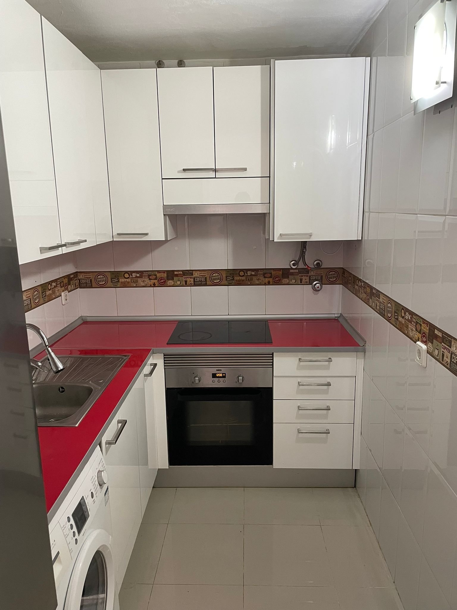 Modern kitchen with practical U-shape – efficient use of space and complete equipment Modern kitchen with practical U-shape – efficient use of space and complete equipment