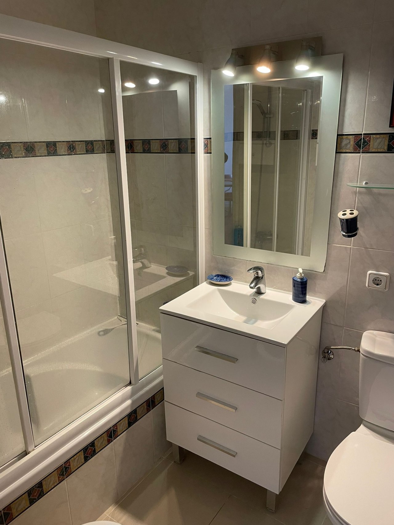 Modern bathroom with walk-in shower – high-quality fixtures and practical storage solution Modern bathroom with walk-in shower – high-quality fixtures and practical storage solution