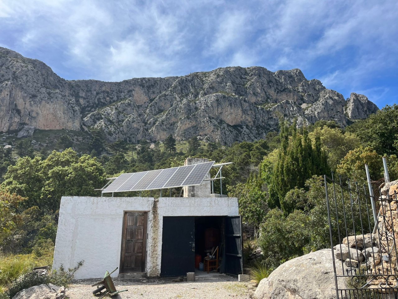 Modern solar system with optimal south orientation – sustainable energy supply in idyllic mountain landscape