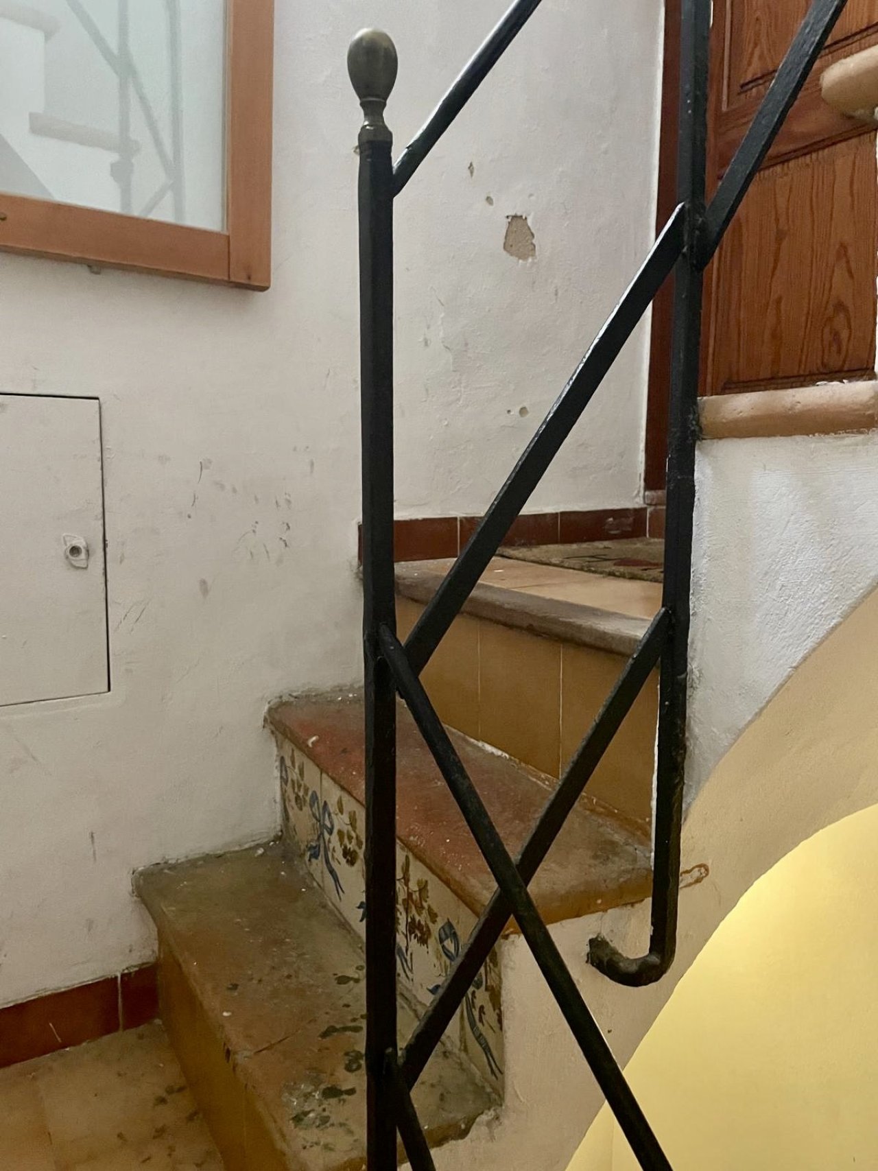 Robust steel staircase with secure handrail and space-saving design Robust steel staircase with secure handrail and space-saving design