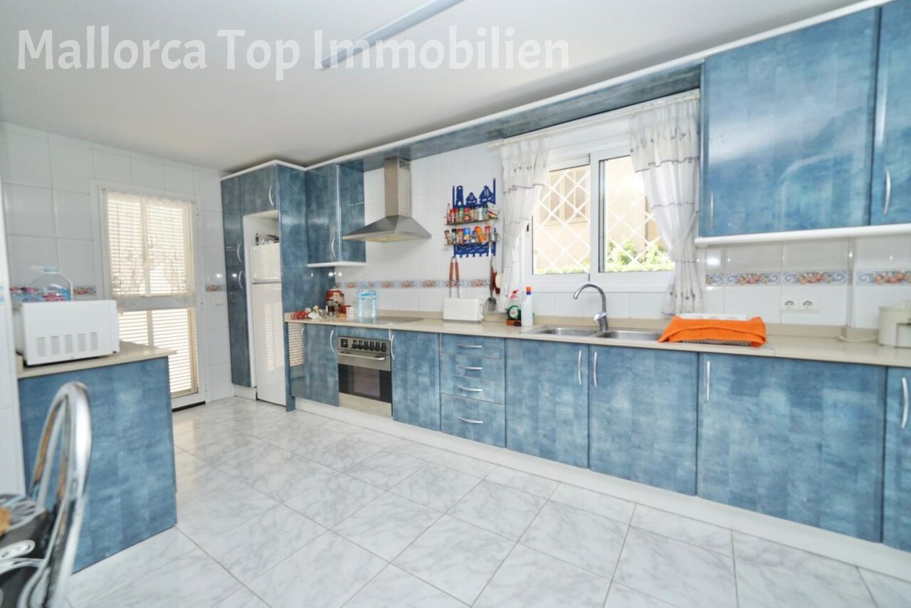 Modern kitchen with a well-thought-out workflow – ample workspace and intelligent storage solutions
