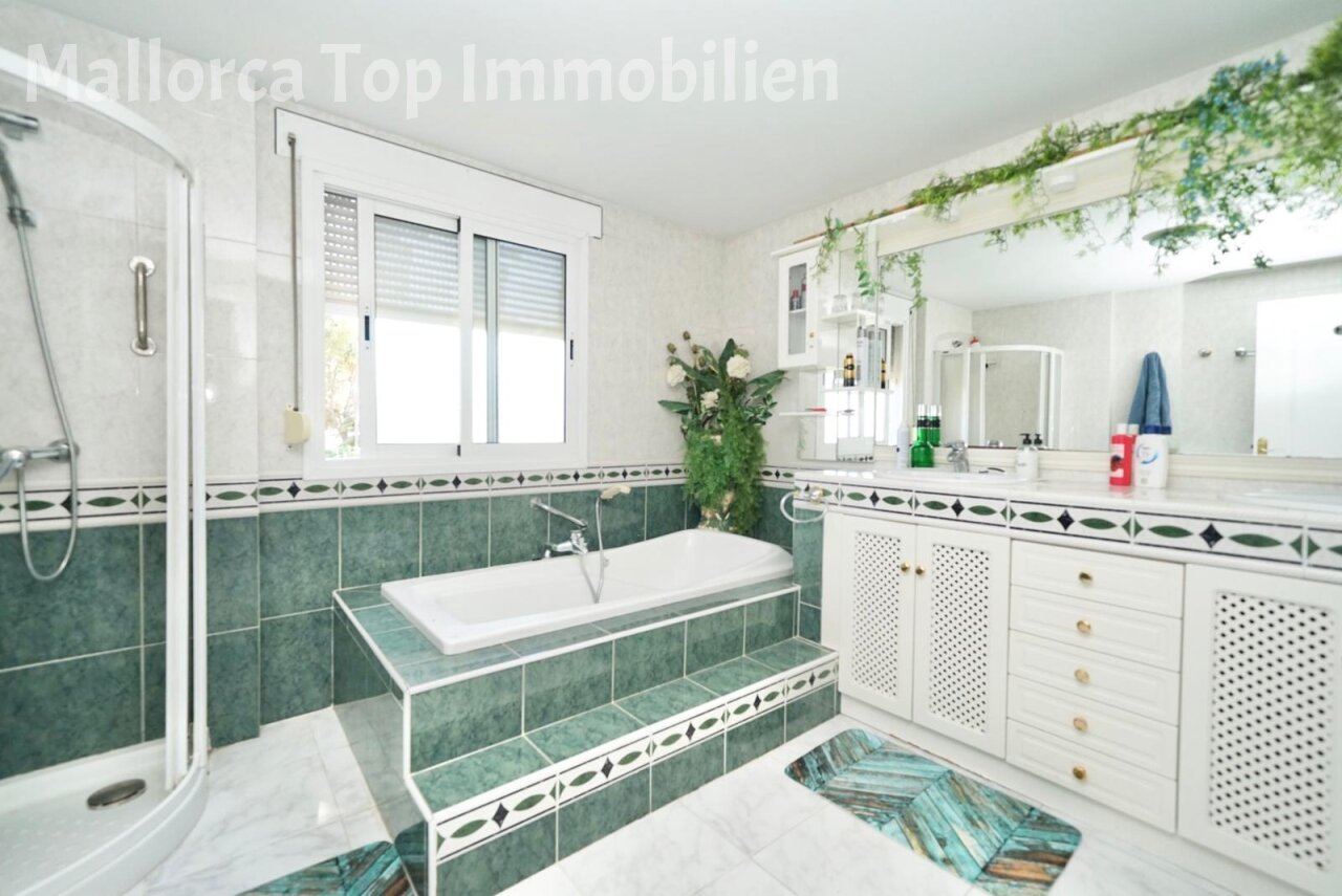Luxurious bathroom with separate shower cabin and bathtub – spa atmosphere for daily relaxation