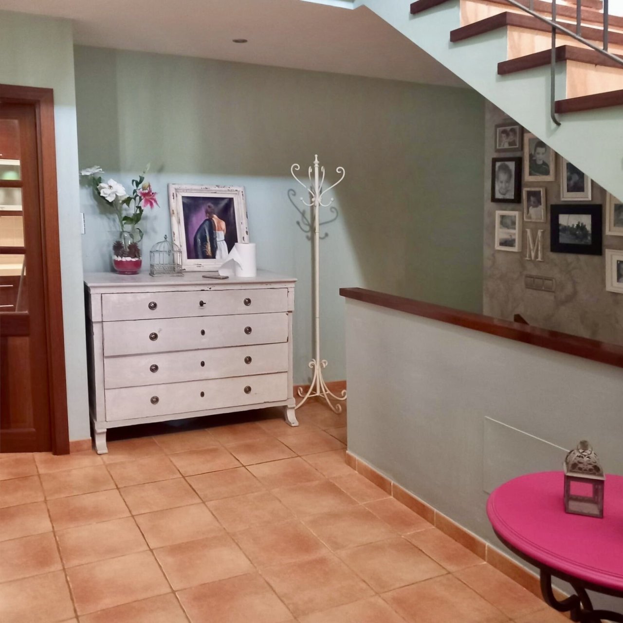 Elegant staircase hall with gallery and well-designed flow between floors