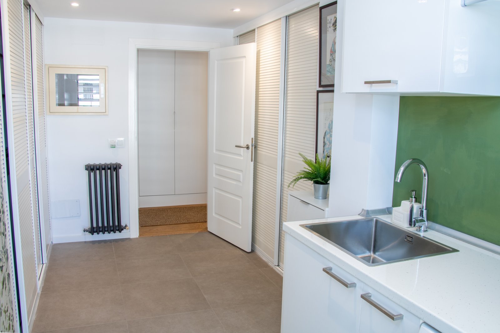 Practical kitchen with intelligent work surface organization and direct floor connection Practical kitchen with intelligent work surface organization and direct floor connection