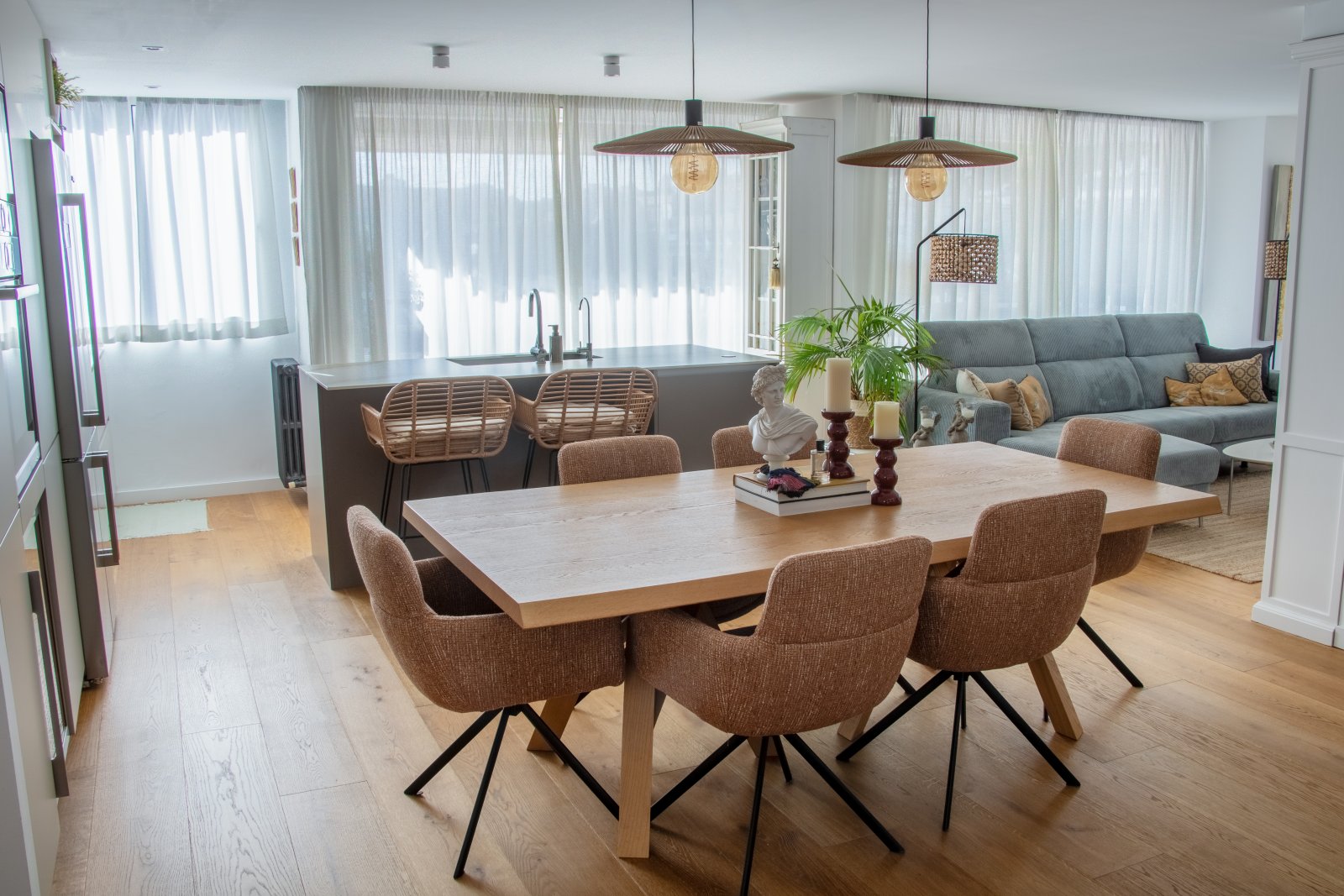 Open living and dining area with seamless space connection and large-scale glazing Open living and dining area with seamless space connection and large-scale glazing