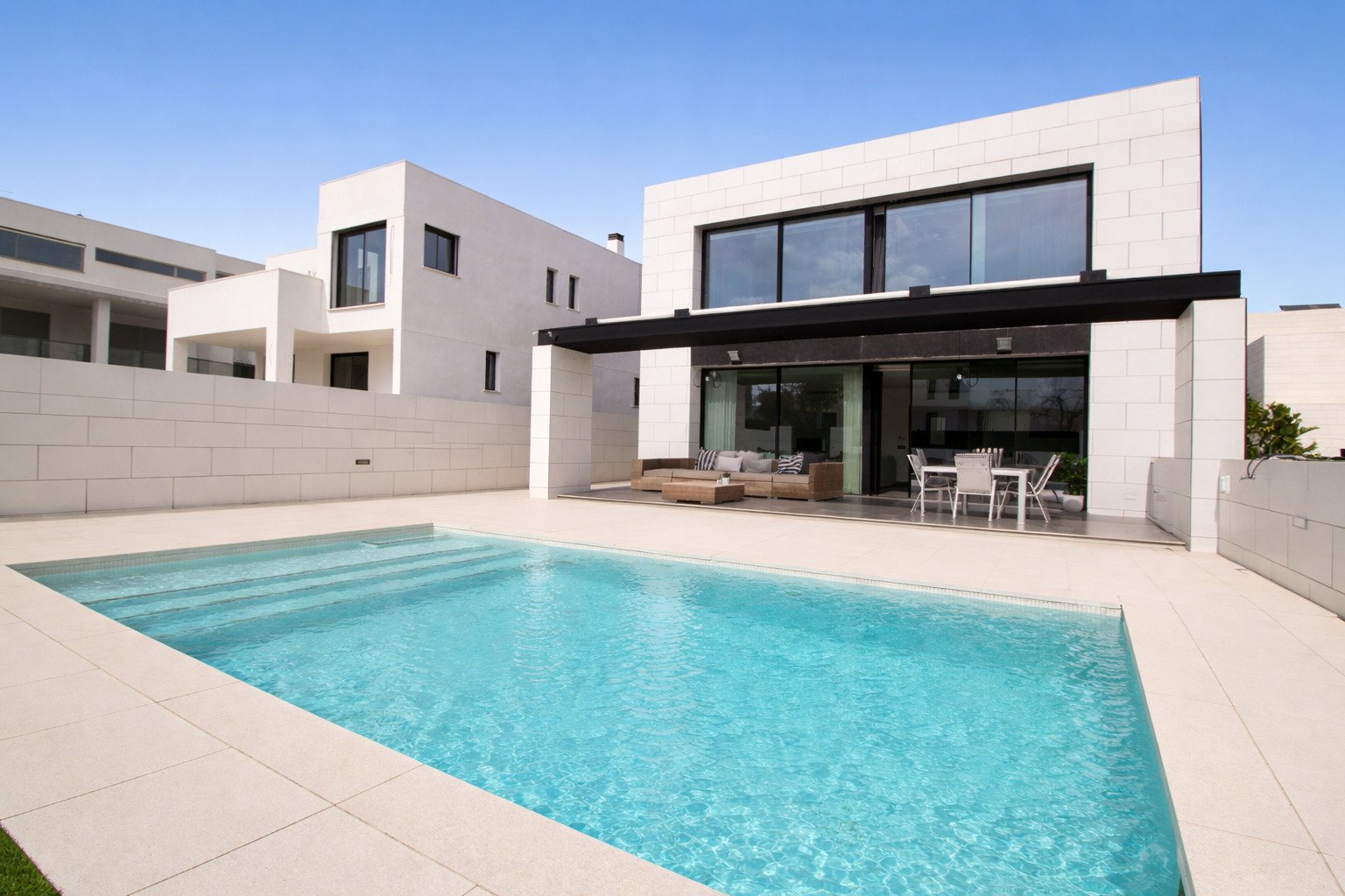 Modern pool facility with large-format glazing and integrated sun protection system