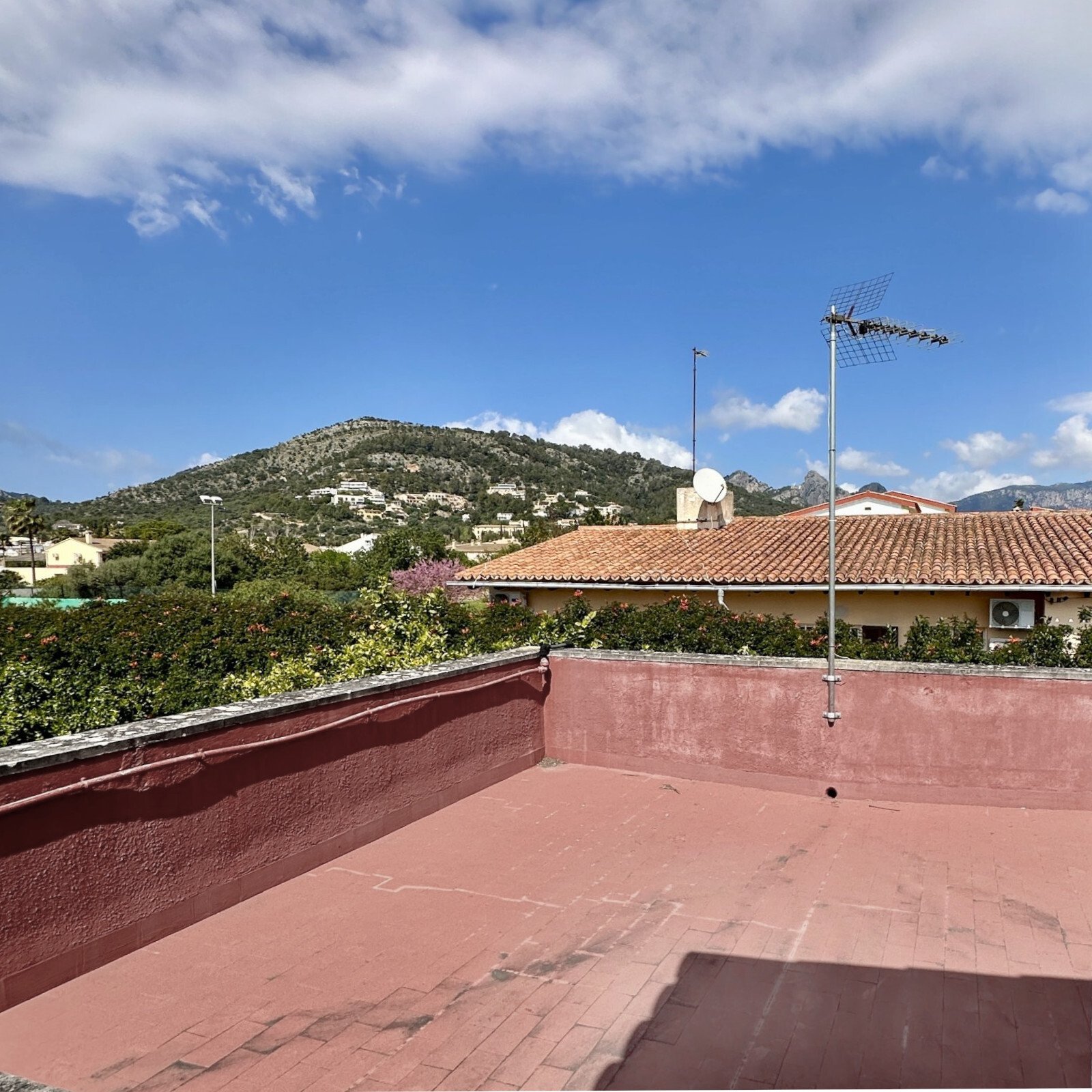 Roof terrace with panoramic views of the mountain landscape and various usage options Roof terrace with panoramic views of the mountain landscape and various usage options