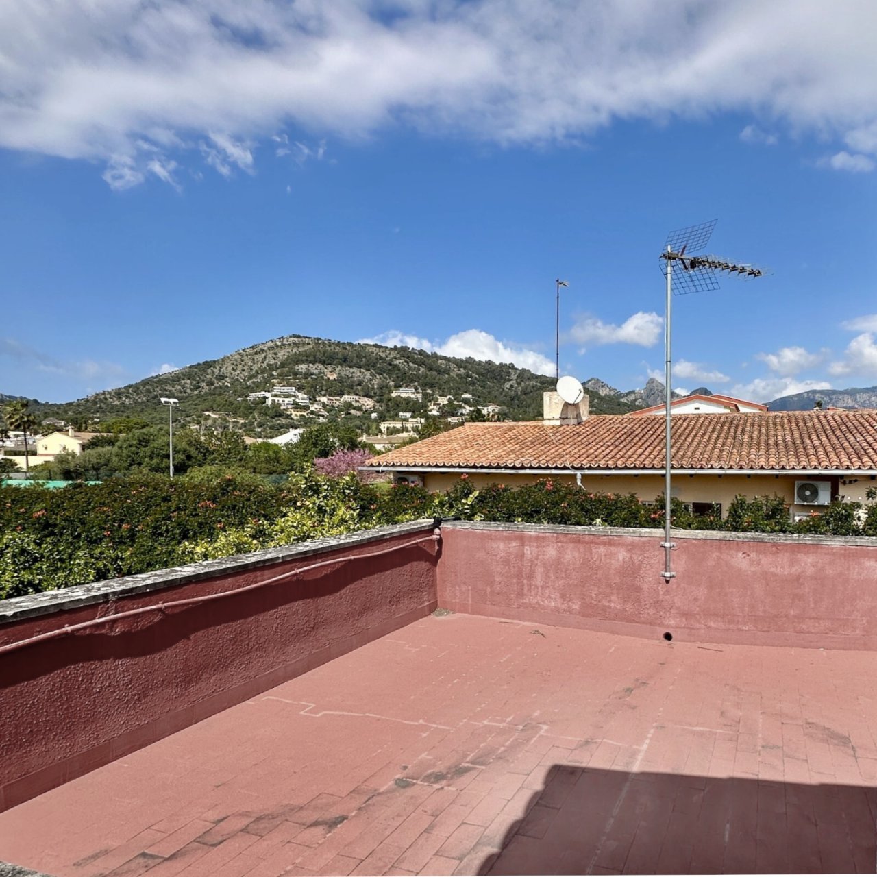 Roof terrace with panoramic views of the mountain landscape and various usage options Roof terrace with panoramic views of the mountain landscape and various usage options