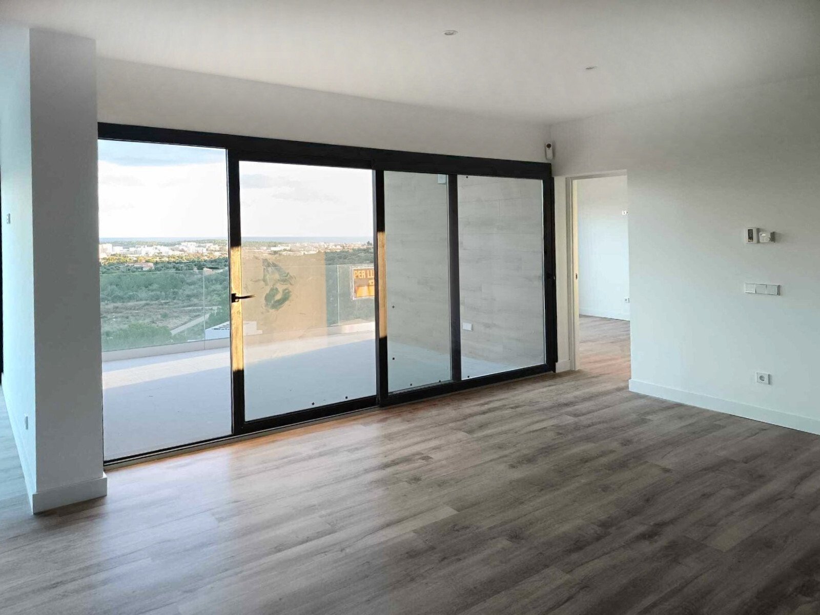 Floor-to-ceiling sliding glass walls with an unobstructed view – living area without borders Floor-to-ceiling sliding glass walls with an unobstructed view – living area without borders
