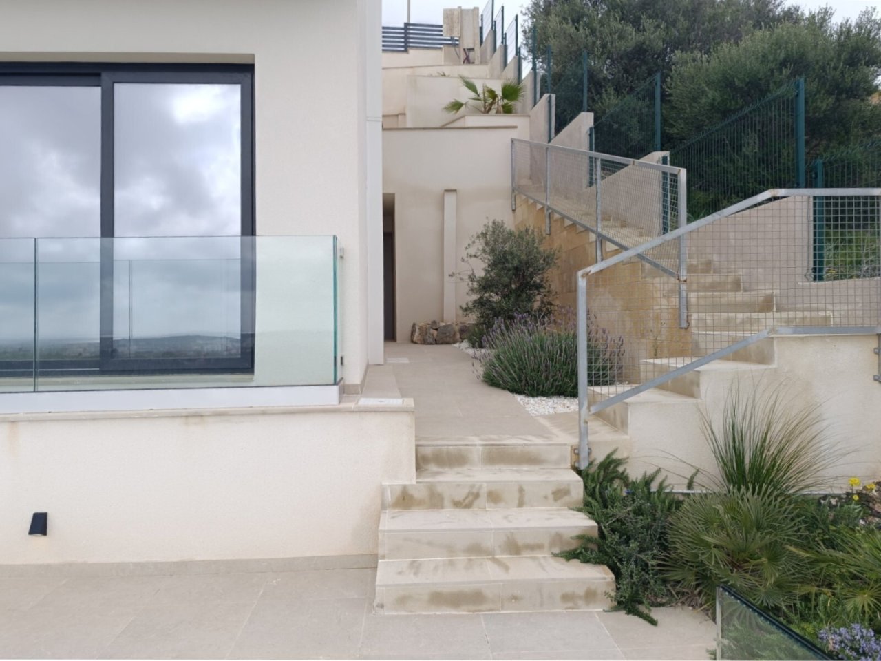 Modern exterior staircase with stainless steel railing – Safe connection between levels with timeless design Modern exterior staircase with stainless steel railing – Safe connection between levels with timeless design