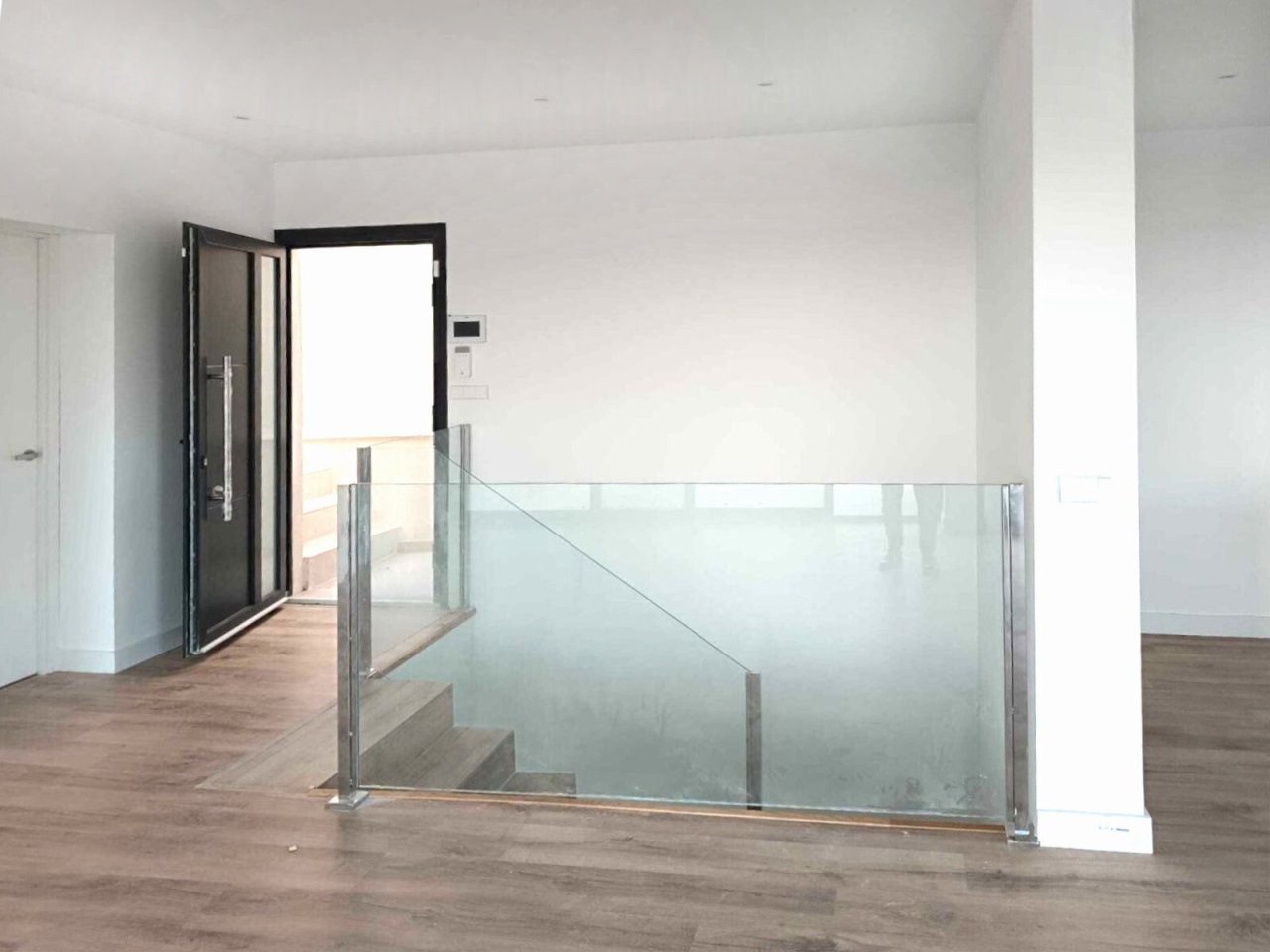Open gallery level with glass railing – elegant spatial connection and unobstructed sightlines Open gallery level with glass railing – elegant spatial connection and unobstructed sightlines