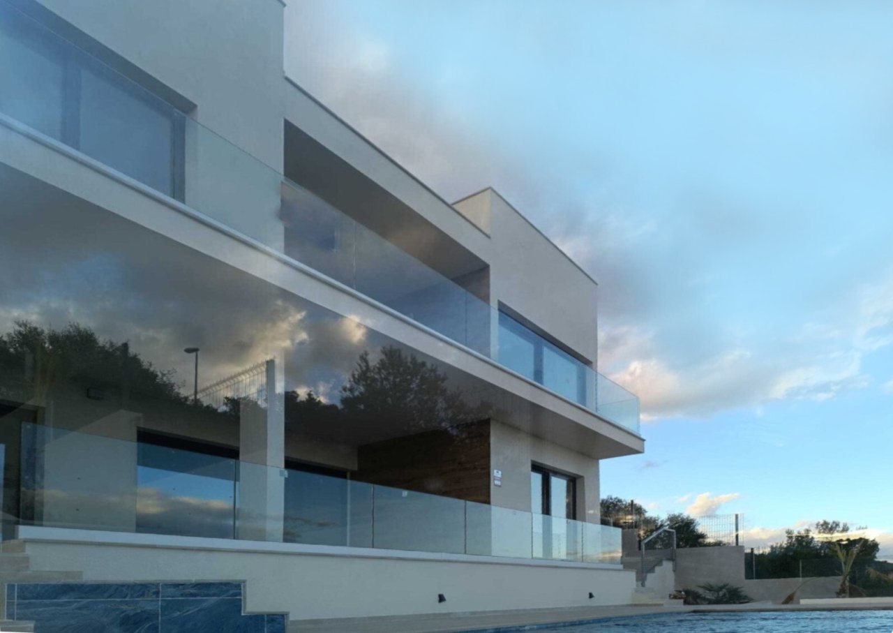 Modern facade design with a protruding terrace – architectural elegance on a hillside Modern facade design with a protruding terrace – architectural elegance on a hillside