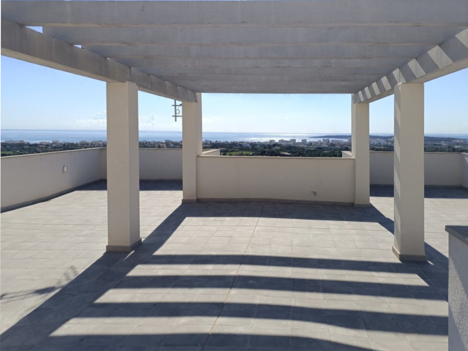 Covered terrace with column structure – shaded spot with unobstructed panoramic view Covered terrace with column structure – shaded spot with unobstructed panoramic view