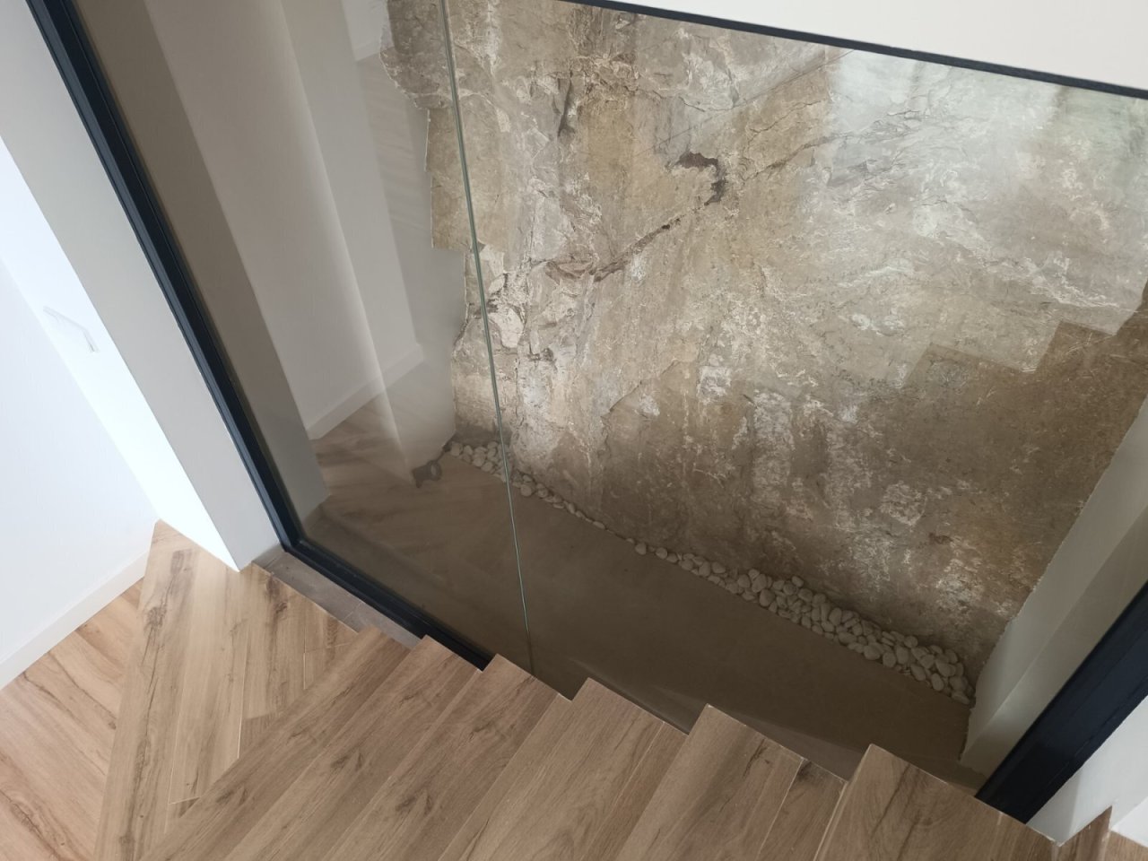 Modern staircase with glass railing – elegant connection between levels Modern staircase with glass railing – elegant connection between levels