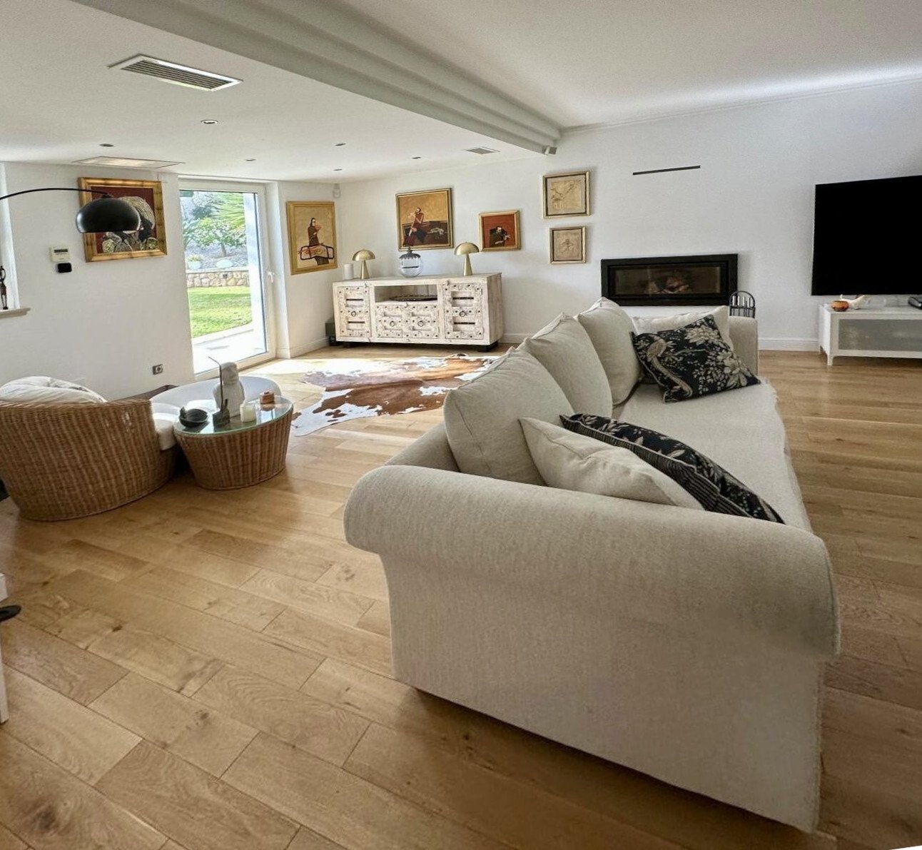 Bright living room with direct terrace access and integrated fireplace Bright living room with direct terrace access and integrated fireplace