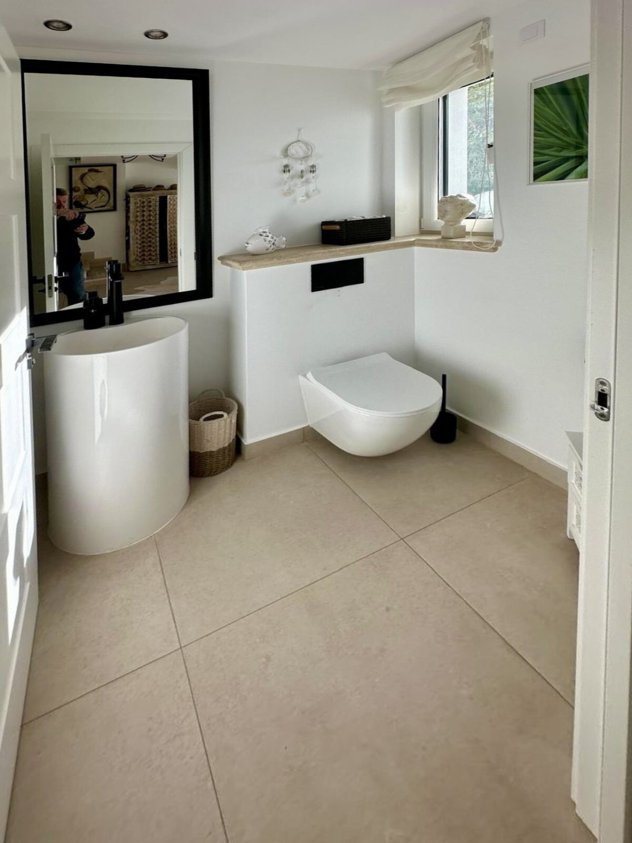 Modern bathroom with separate toilet area, spacious washbasin zone, and practical window sill – optimal functionality in a compact space Modern bathroom with separate toilet area, spacious washbasin zone, and practical window sill – optimal functionality in a compact space
