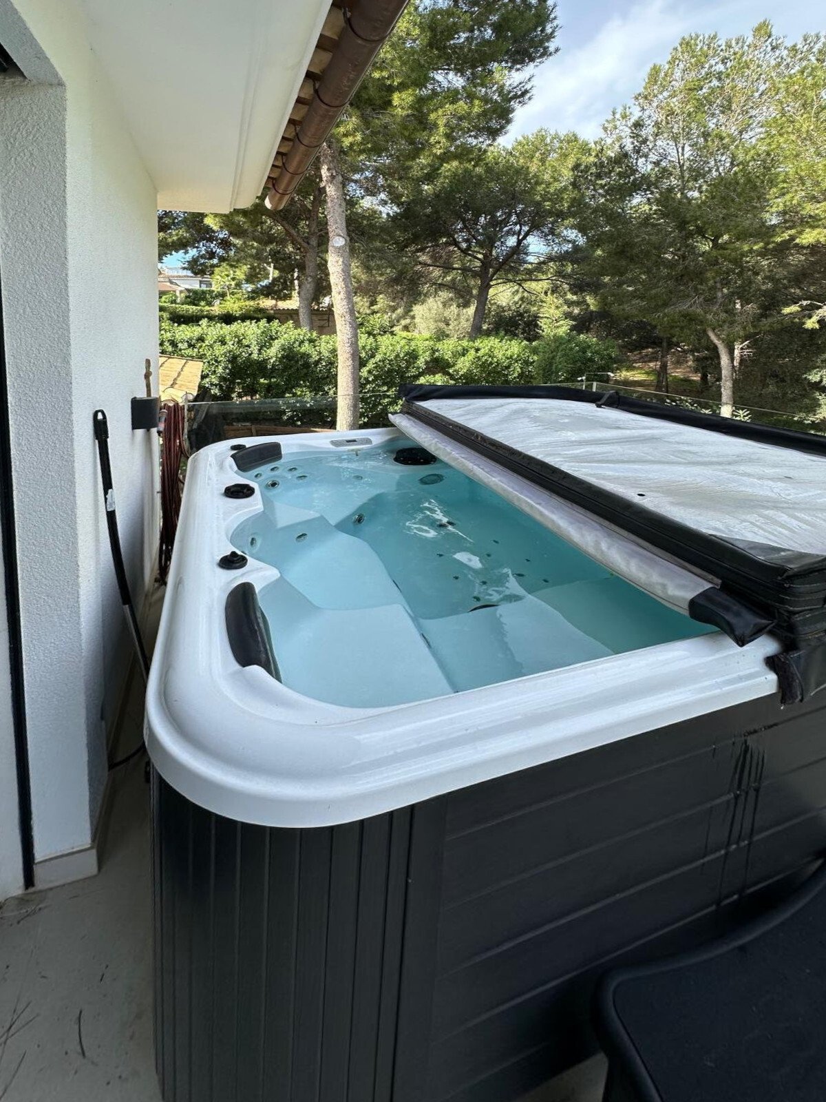Wellness area with integrated whirlpool and covered terrace – relaxation under the open sky Wellness area with integrated whirlpool and covered terrace – relaxation under the open sky