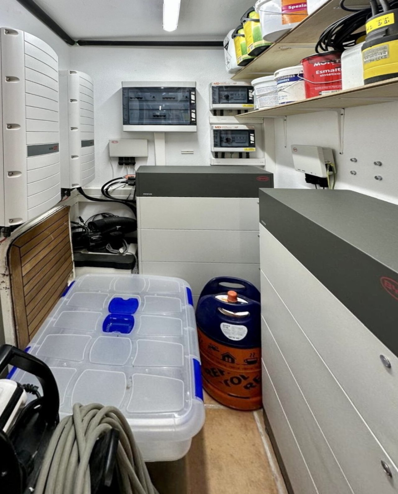 Technical utility room with professional electrical installation and intelligent storage solution – infrastructure at the highest level Technical utility room with professional electrical installation and intelligent storage solution – infrastructure at the highest level
