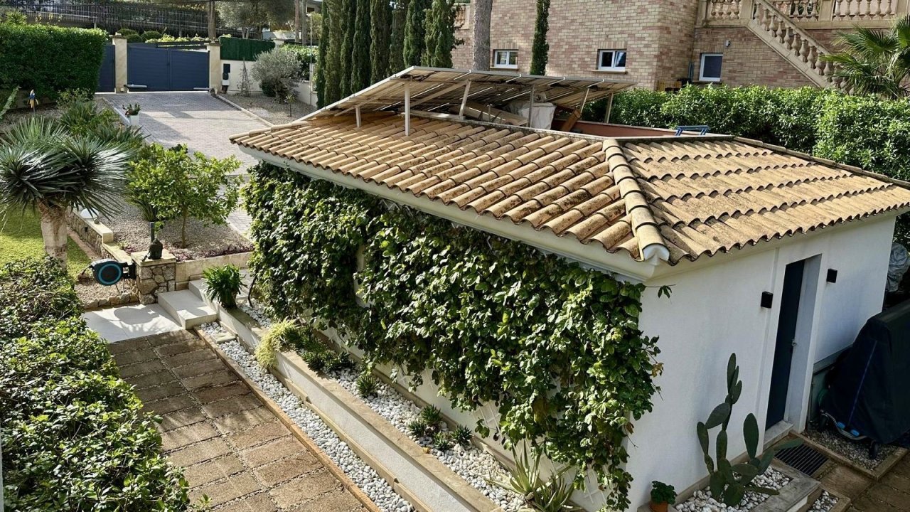 Pool house with terracotta tile roof and integrated pergola – ideal retreat with natural shading Pool house with terracotta tile roof and integrated pergola – ideal retreat with natural shading