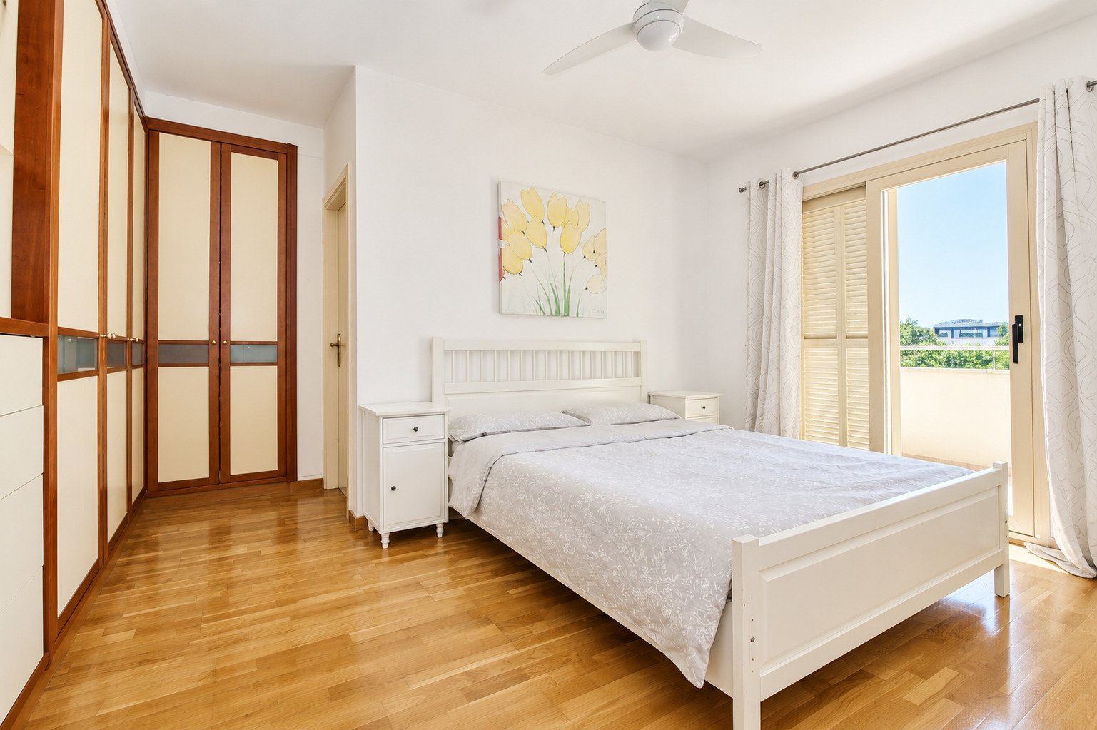 Bright bedroom with direct terrace access and impressive ceiling height Bright bedroom with direct terrace access and impressive ceiling height