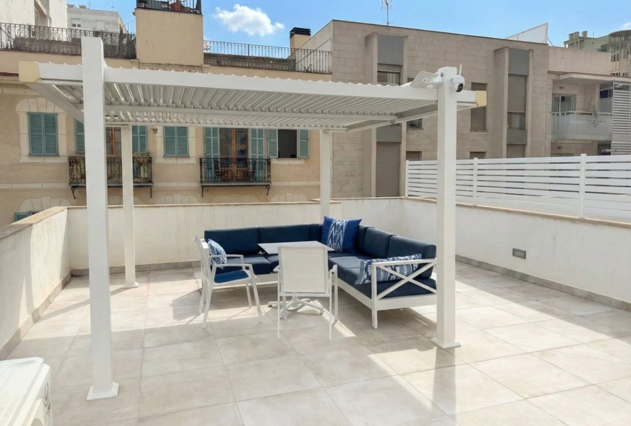 Sun terrace with motorized pergola and privacy screen Sun terrace with motorized pergola and privacy screen