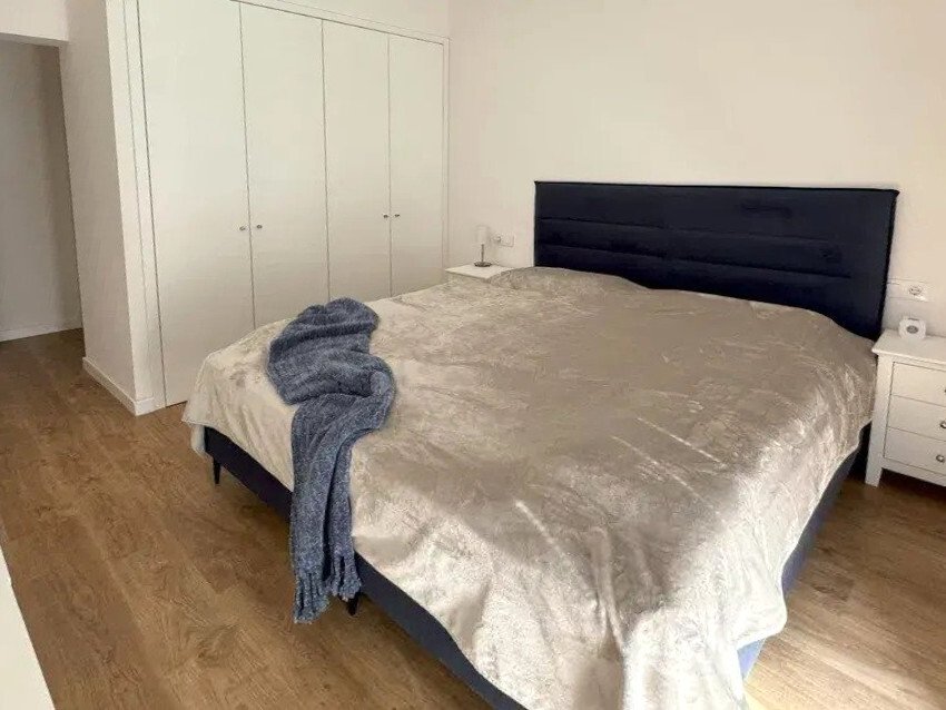 Bedroom with full-height wardrobe and optimal storage solution Bedroom with full-height wardrobe and optimal storage solution