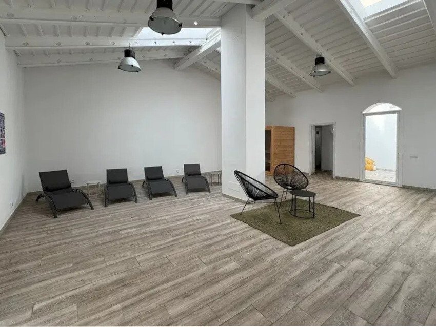 Loft space with exposed roof structure and flexible usage area Loft space with exposed roof structure and flexible usage area
