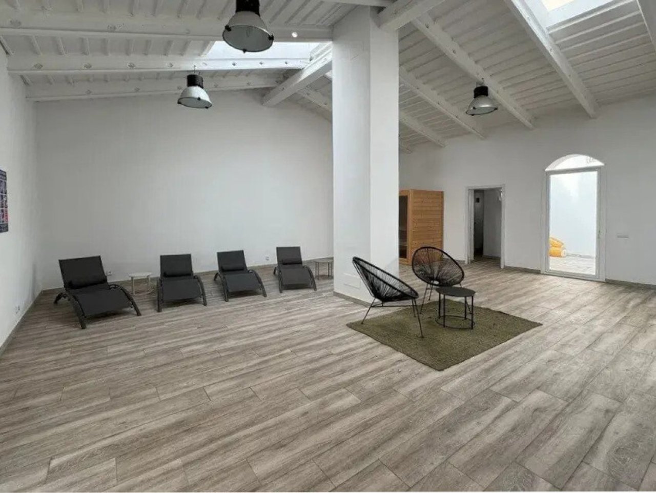 Loft space with exposed roof structure and flexible usage area Loft space with exposed roof structure and flexible usage area