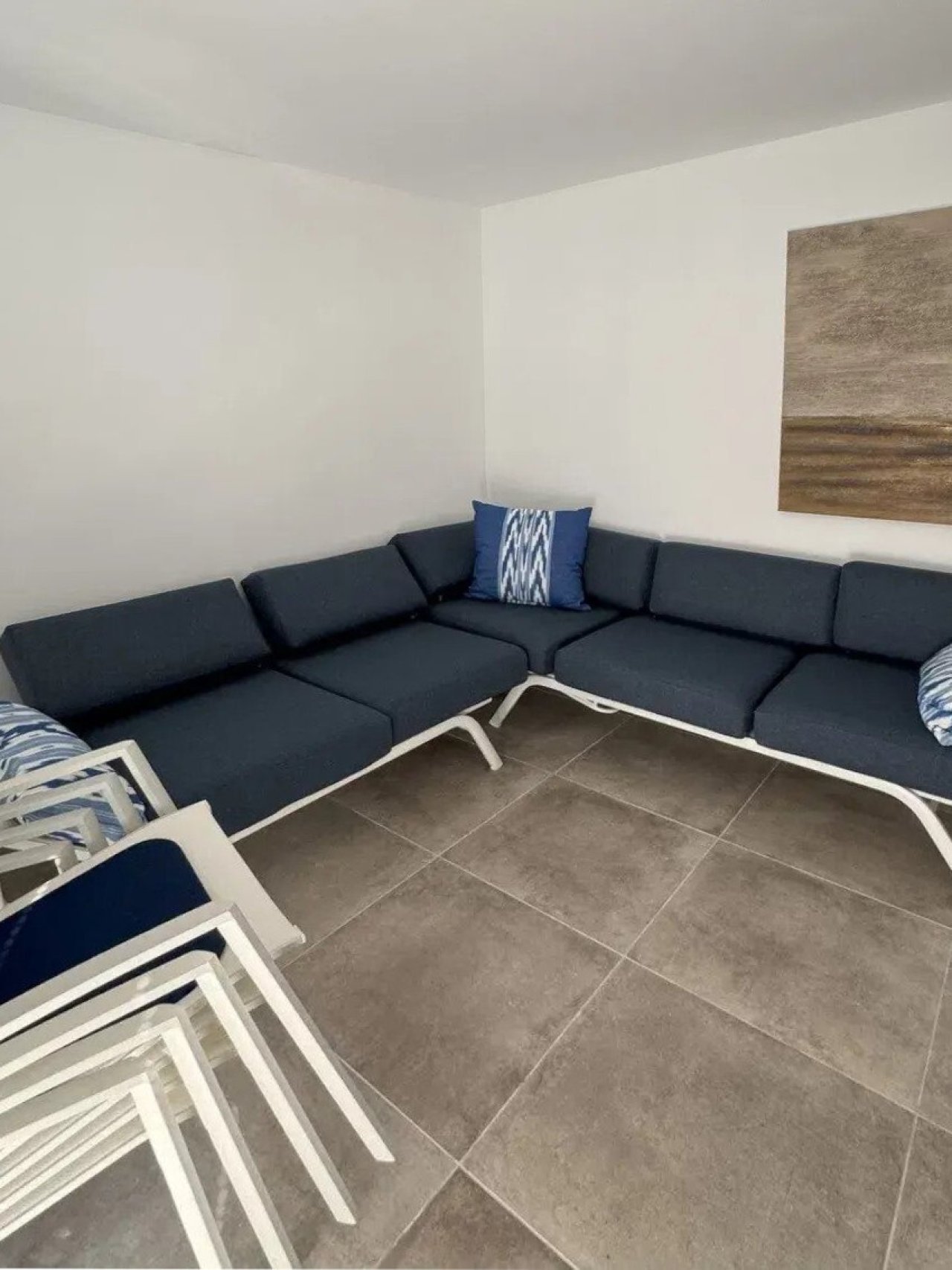 Living room with high-quality floor tiles and optimal room proportions Living room with high-quality floor tiles and optimal room proportions