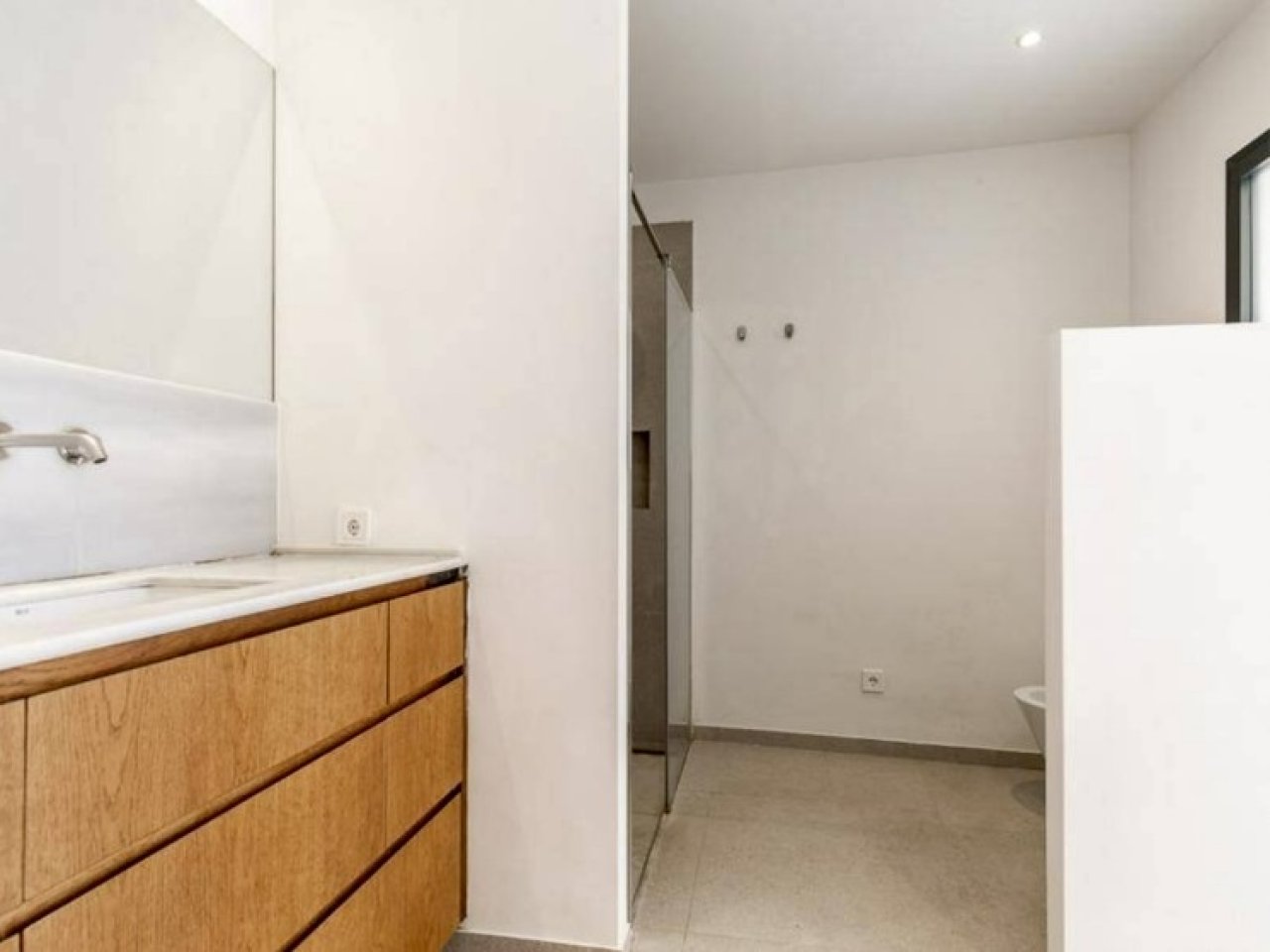 Modern bathroom with practical layout and high-quality fittings