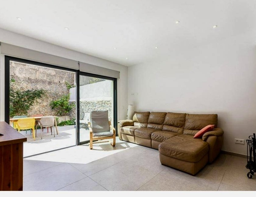 Living room with floor-to-ceiling glazing and direct terrace access – perfect light and spatial flow