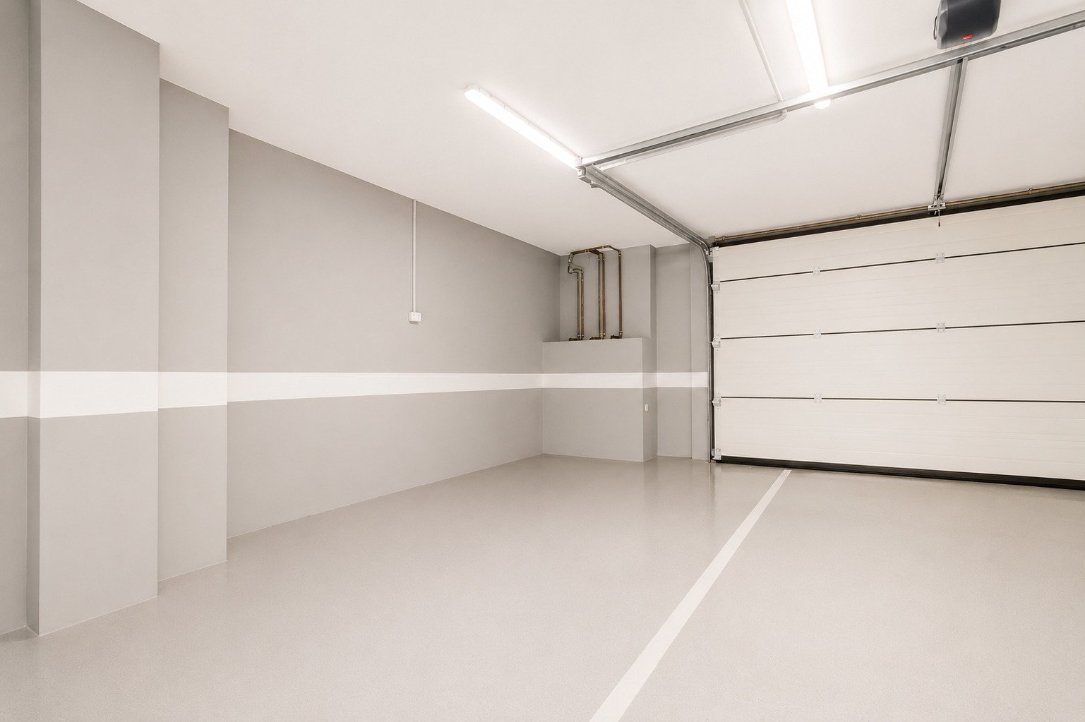 Garage with practical workbench and optimal storage infrastructure – functional multi-purpose area Garage with practical workbench and optimal storage infrastructure – functional multi-purpose area
