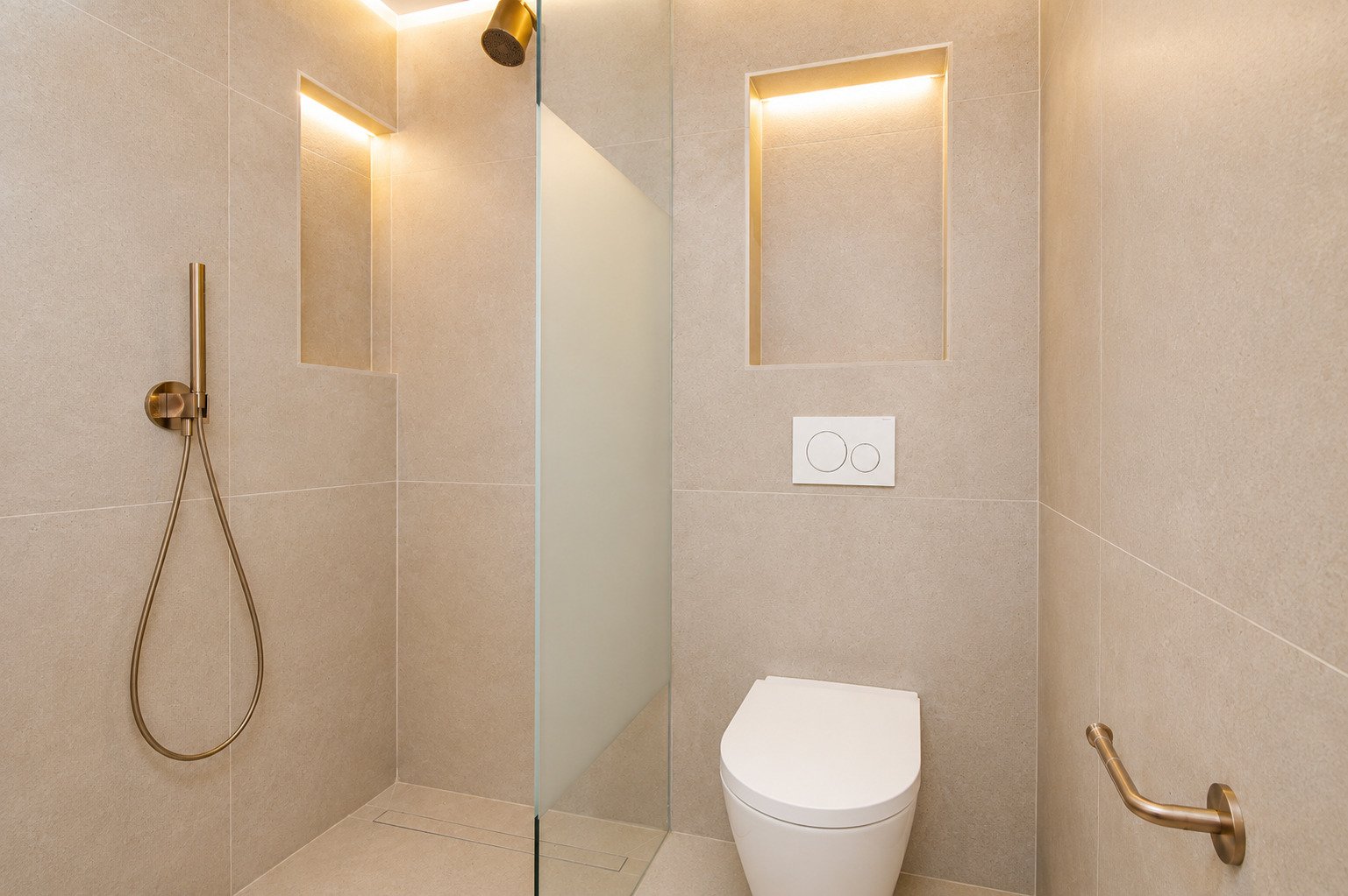 Modern bathroom with walk-in shower and indirect lighting mirrors – functional design with a feel-good character Modern bathroom with walk-in shower and indirect lighting mirrors – functional design with a feel-good character