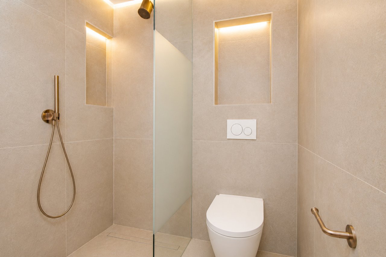 Modern bathroom with walk-in shower and indirect lighting mirrors – functional design with a feel-good character Modern bathroom with walk-in shower and indirect lighting mirrors – functional design with a feel-good character
